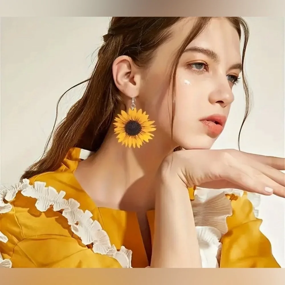 EARRINGS: Dangling Sunflower Pattern Wooden, NWOT